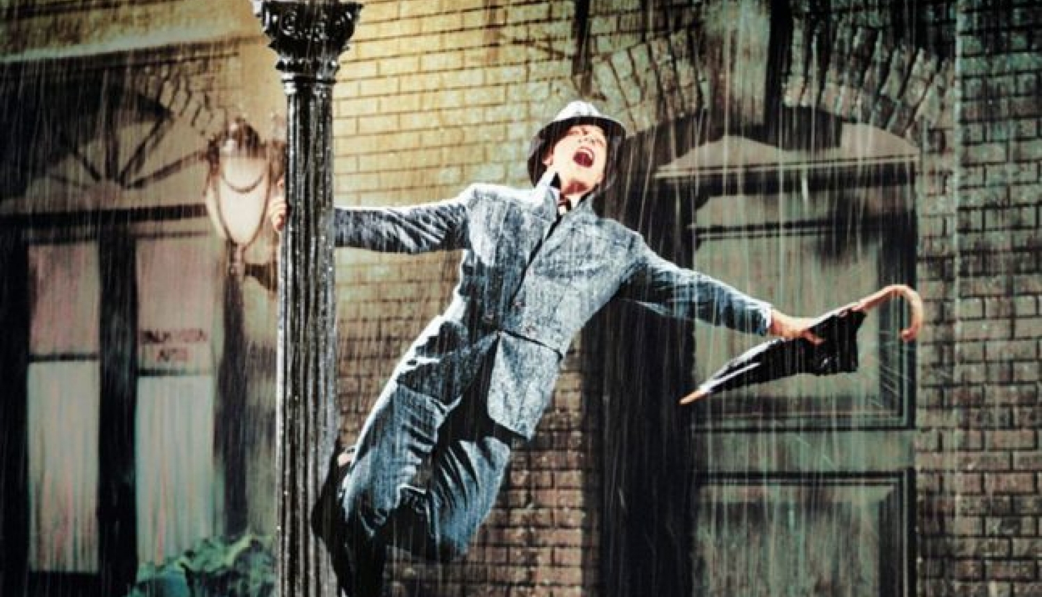 “Splendid Palace” sezonu noslēdz ar mūziklu “Singing in the Rain” (1952) “Splendid Palace” sezonu noslēdz ar mūziklu “Singing in the Rain” (1952)