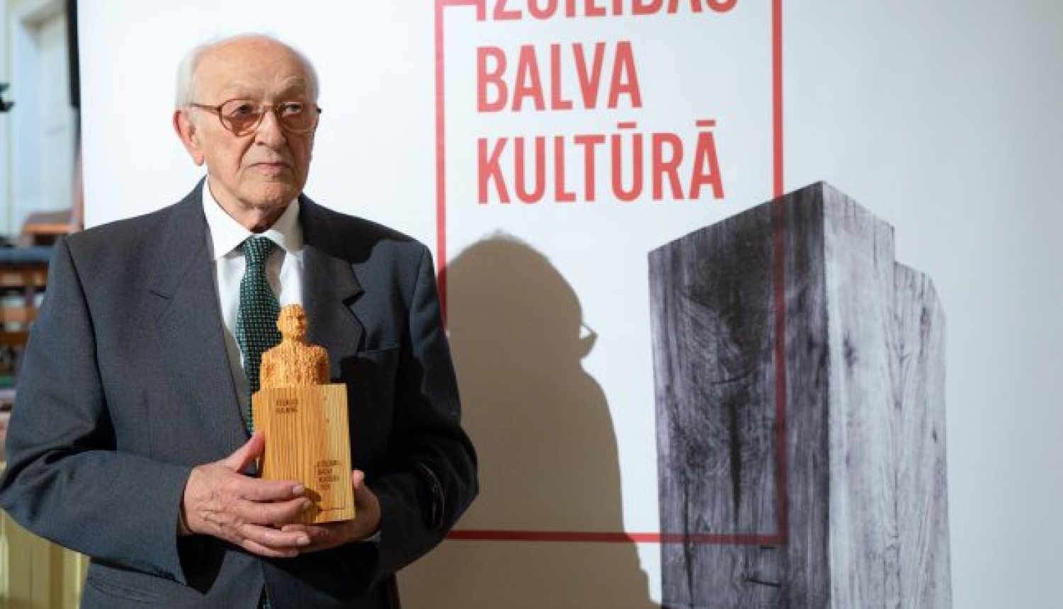 Rolands Kalniņš saņem Izcilības balvu kultūrā Rolands Kalniņš saņem Izcilības balvu kultūrā